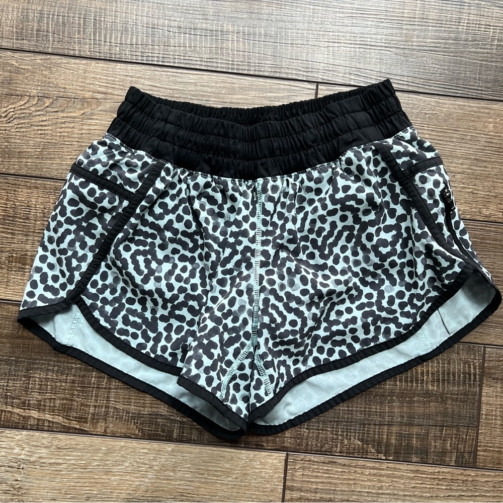 Lululemon Tracker Short III Size 6 4-way Stretch Ace Spot Tranquil Blue Black